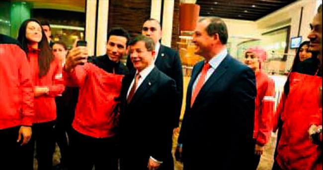 Başbakan Davutoğlu ile ’selfie’ heyecanı