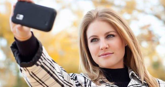 Kızlar ‘selfie’ye günde 48 dakika harcıyor