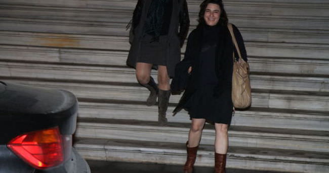 Esra Dermancıoğlu flaşlar patlayınca kahkahalar attı