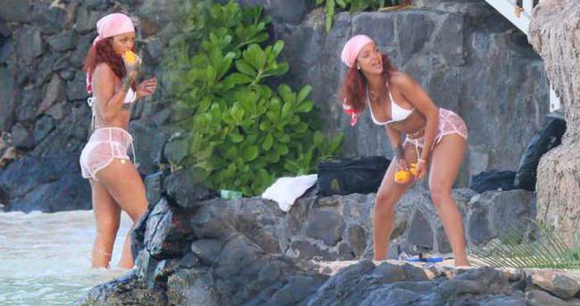 Rihanna denizde çocuklar gibi eğlendi