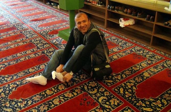 Selimiye Camii’nde ‘Ücretsiz’ Çorap Dağıtımı Başladı