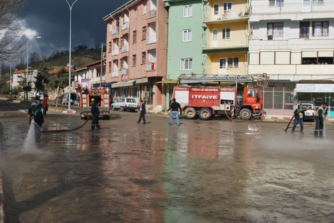 Caddeler Tazyikli Su İle Yıkanıyor