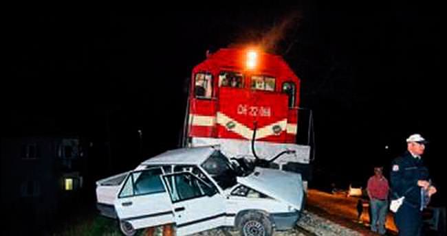 Tren otomobile çarptı: 1 ölü 1 yaralı