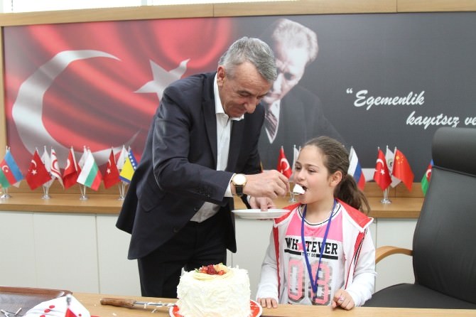 10 Yaşındaki Azeri Çocuğu Hayat’a Doğum Günü Sürprizi