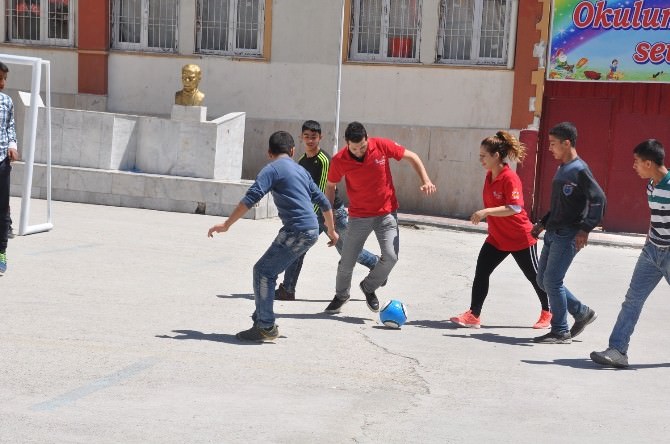 Kıbrıs Ortaokulu’na Spor Malzemesi Desteği