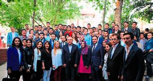 AK Parti gençlere güvenini gösterdi