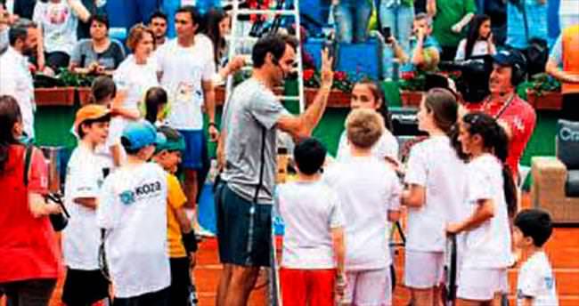 Federer çocukların yüzünü güldürdü