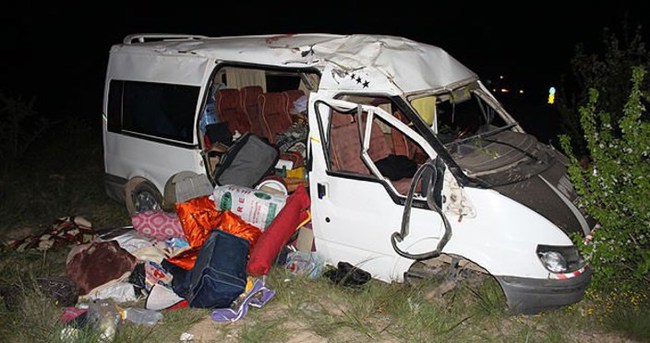 Tarım işçilerini taşıyan minibüs devrildi: 3 ölü