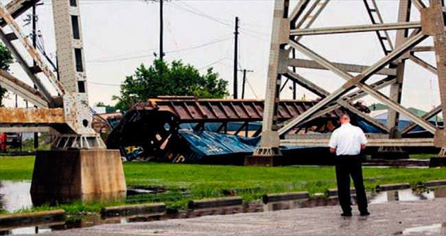 Şiddetli rüzgâr treni köprüden aşağı yuvarladı