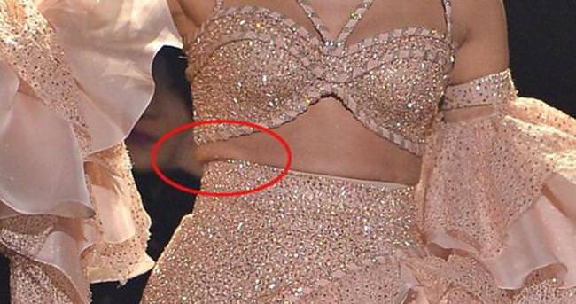 Jennifer Lopez elbiseden taştı