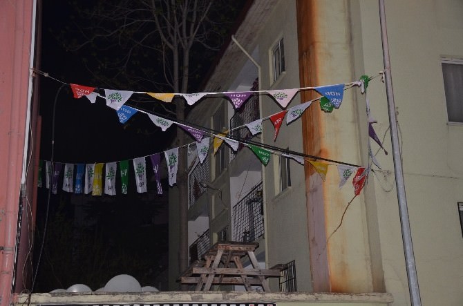 Bilecik HDP Binasına Asılan Bayrakları İndirmeye Çalışan Gruba Polis Müdahale Etti