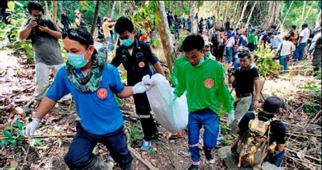 Müslüman göçmenlerin cansız bedenleri toplanıyor