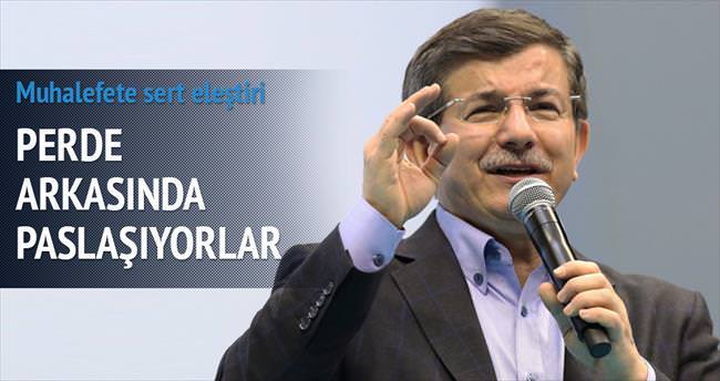 Perde arkasında paslaşıyorlar