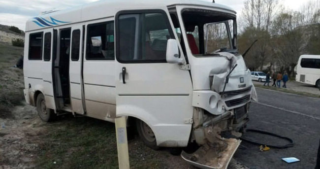 Otomobil ile minibüs çarpıştı: 13 yaralı
