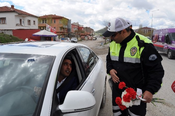 Yozgat’ta Trafik Polisleri Sürücülere Karanfil Dağıttı
