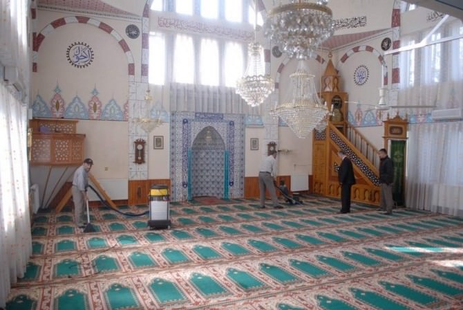 Bolvadin’de Camii Temzilikleri Devam Ediyor