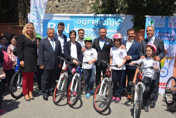 İzmit Belediyesi’nden Öğrencilere Bedava Bisiklet