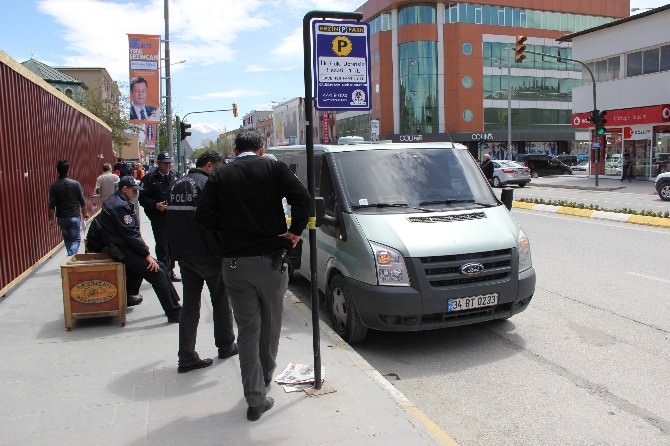 Erzincan’da Banka Aracını Kriko İle Soymaya Kalkıştılar