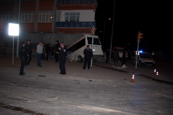 Minibüs Bahçe İle Duvar Arasında Asılı Kaldı: 2 Yaralı