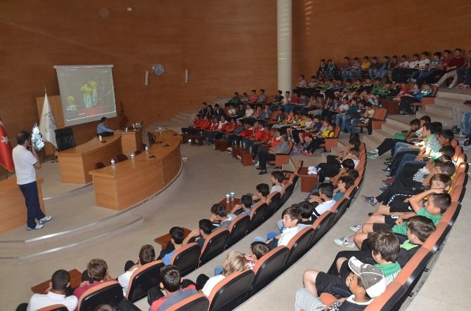 Akhisar Belediyespor Alt Yapı Futbolcularına Oyun Kuralları Anlatıldı