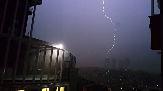 İstanbul’da Şiddetli Yağmur Elektrik Kesintilerine Yol Açtı