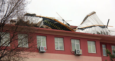 Binaların çatısı uçtu, yol kapandı