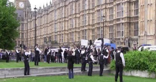 İngiltere’deki seçimlerin ardından parlamento binası önünde çatışma