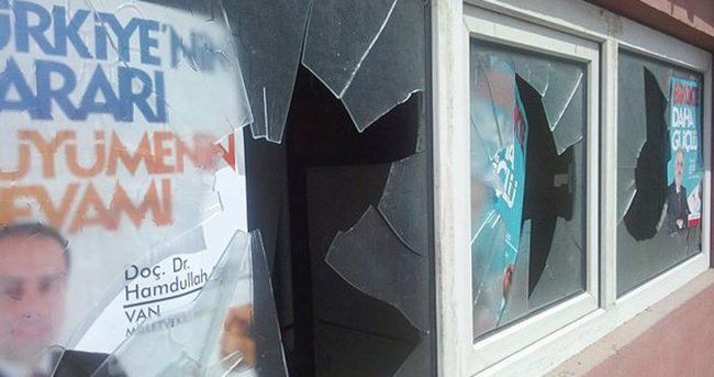Van’da AK Parti bürosuna taşlı saldırı