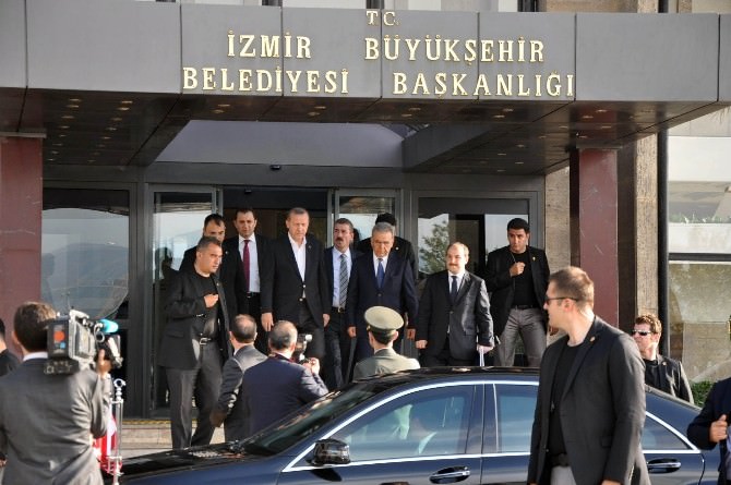 Cumhurbaşkanı İzmir’de Büyükşehir Belediyesini Ve Valiliği Ziyaret Etti