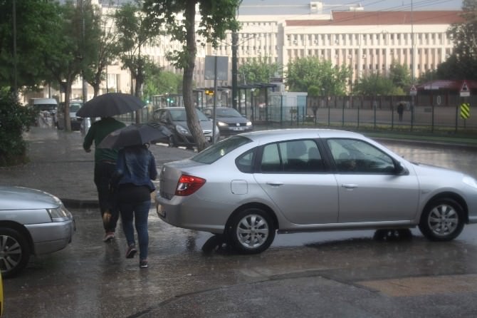 Gaziantep’te Yağmur Vatandaşları Hazırlıksız Yakaladı