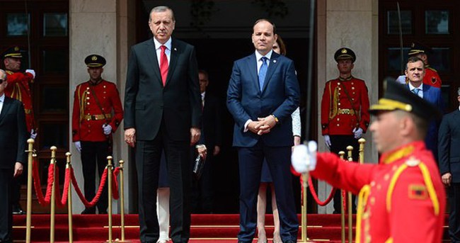 Erdoğan Arnavutluk’ta resmi törenle karşılandı