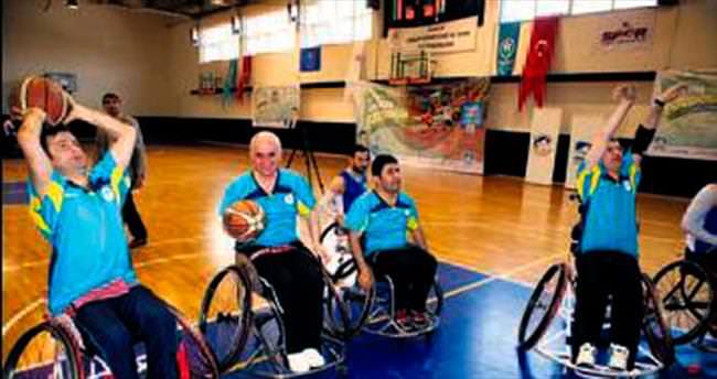 Engelli basketçiler vekillere acımadı