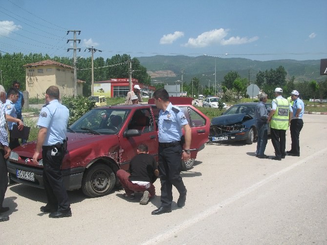 Niksar’da Trafik Kazası: 2 Yaralı