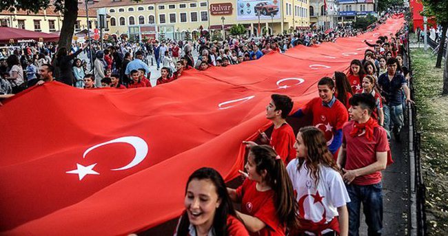 Samsun’da 1919 metre Türk bayrağı açıldı