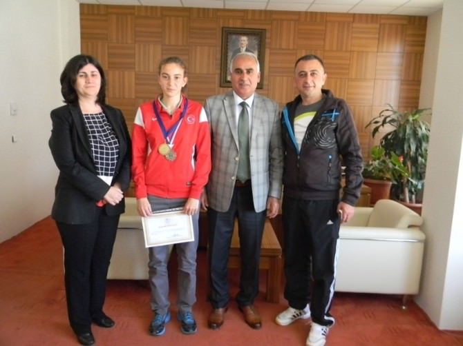 Lise Öğrencisi Yüksek Atlama Dalında Türkiye İkincisi Oldu