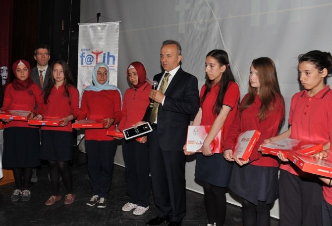 Afyonkarahisar’da Fatih Projesi Kapsamında Öğrencilere Yeni Nesil Tablet Bilgisayarlar Verildi