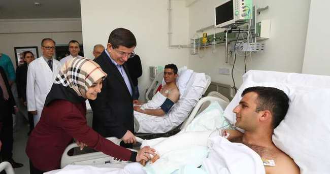 Başbakan Davutoğlu’ndan hastane ziyareti