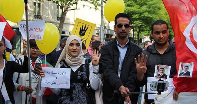 Mursi’ye idam kararı Paris’te protesto edildi