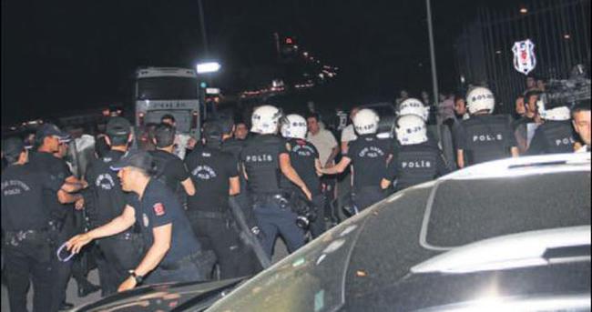 Beşiktaşlı futbolculara saldırı