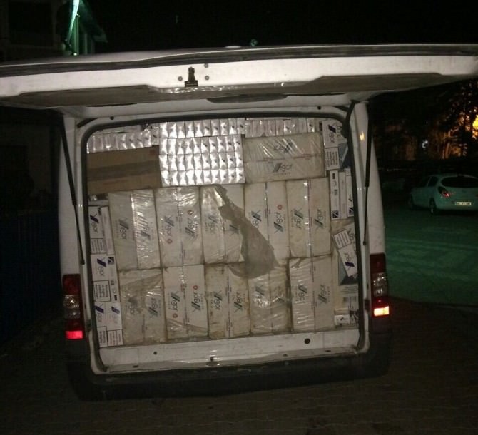 Polisten Kaçmaya Çalışan Araçta 38 Bin Paket Kaçak Sigara Ele Geçirildi