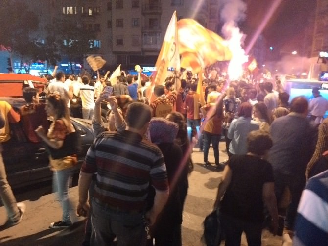 Afyonkarahisar’da Galatasaray Taraftarlarının Kutlaması Olaylı Bitti
