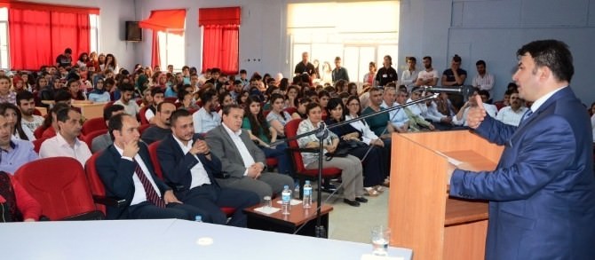 Şaphane MYO’da “AB Sürecinde Türkiye’nin Kimlik Sorunları” Konferansı
