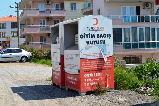Türk Kızılayı’nın Giyim Bağış Kutularına Atılanlar Tepki Çekiyor
