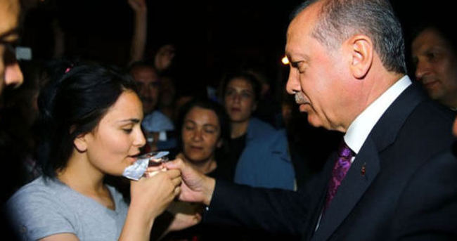 Cumhurbaşkanı Erdoğan o kızı teselli etti