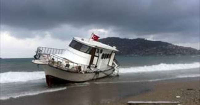 154 mültecinin bulunduğu tekne karaya vurdu