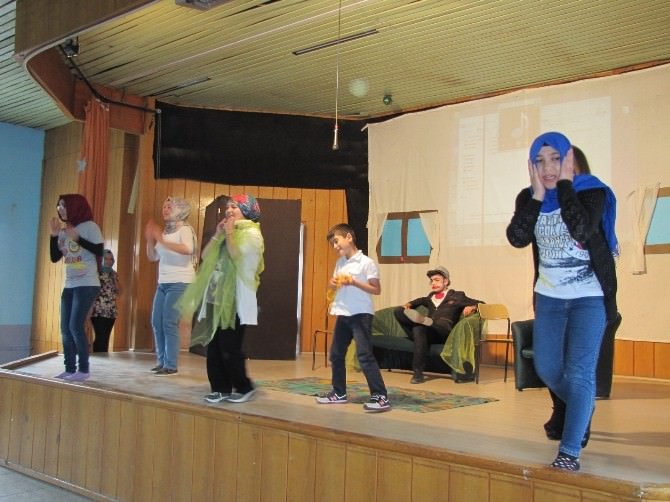 İlkokul Ve Lise Öğrencilerinin Karma Tiyatro Gösterisi