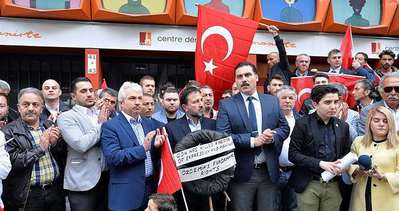 Mahinur Özdemir’i ihraç eden partiye siyah çelenk bıraktılar