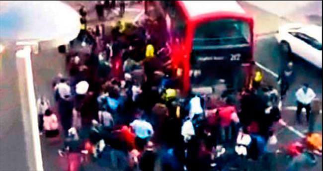 Otobüsün altından vatandaşlar çıkardı