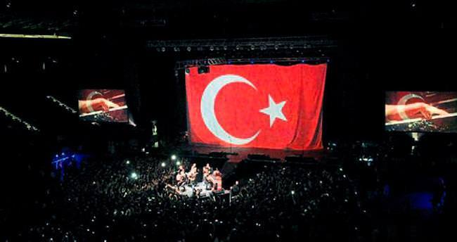 OneRepublic konserinde Türk bayrağı