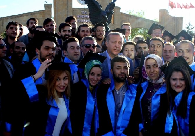Özel Haber Cumhurbaşkanı Erdoğan Mezuniyet Fotoğrafı Çektiren Öğrencileri Yalnız Bırakmadı